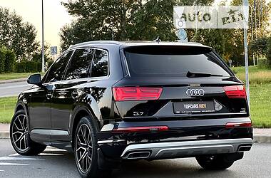 Позашляховик / Кросовер Audi Q7 2017 в 