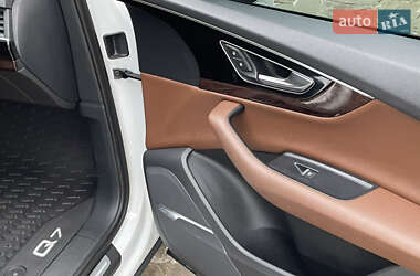 Внедорожник / Кроссовер Audi Q7 2016 в 