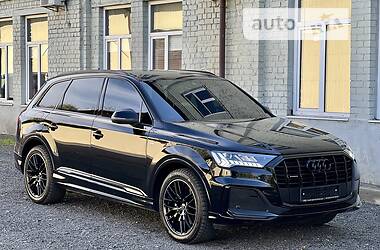 Позашляховик / Кросовер Audi Q7 2021 в 