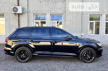 Позашляховик / Кросовер Audi Q7 2021 в 