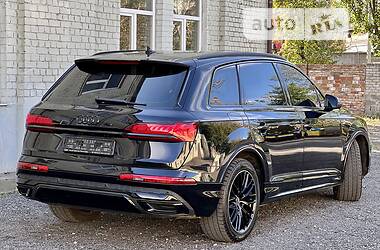 Позашляховик / Кросовер Audi Q7 2021 в 