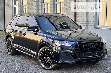 Позашляховик / Кросовер Audi Q7 2021 в 