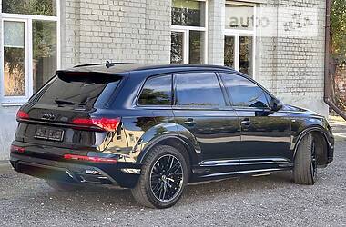 Позашляховик / Кросовер Audi Q7 2021 в 