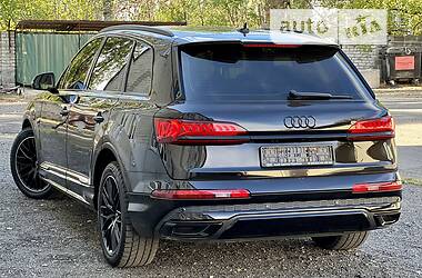 Позашляховик / Кросовер Audi Q7 2021 в 