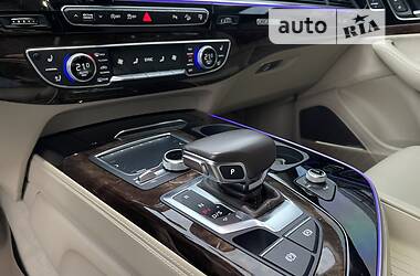 Внедорожник / Кроссовер Audi Q7 2016 в 