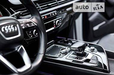 Внедорожник / Кроссовер Audi Q7 2015 в 