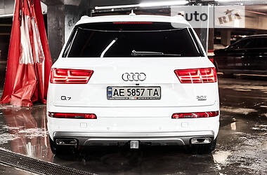 Внедорожник / Кроссовер Audi Q7 2015 в 