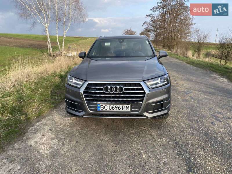 Позашляховик / Кросовер Audi Q7 2017 в 
