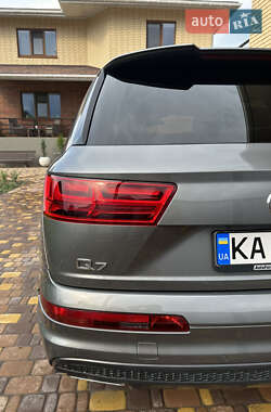 Позашляховик / Кросовер Audi Q7 2017 в 