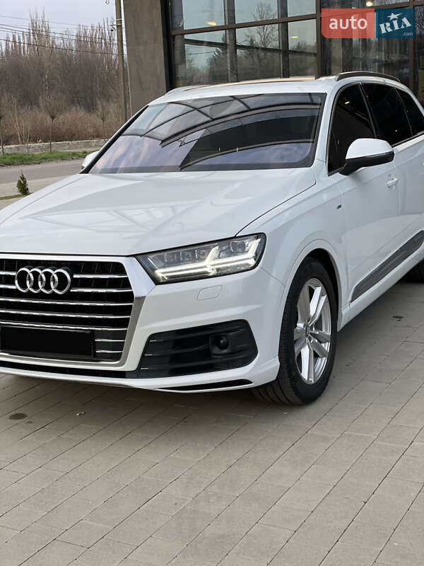 Позашляховик / Кросовер Audi Q7 2015 в Ужгороді