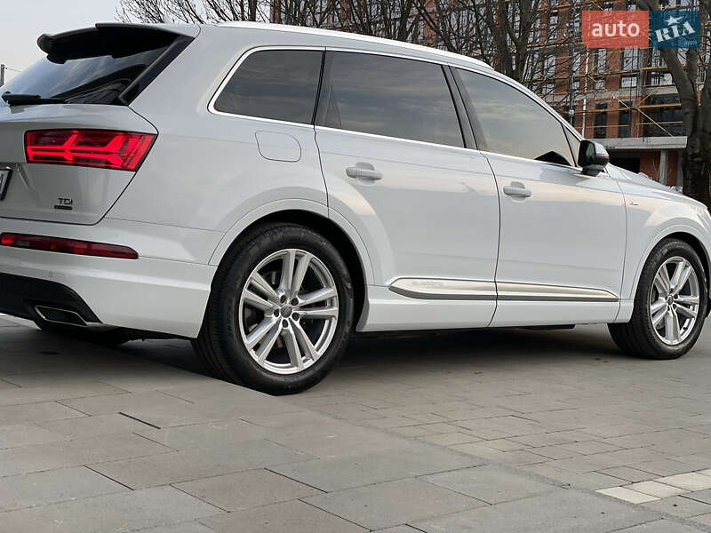 Позашляховик / Кросовер Audi Q7 2015 в Ужгороді