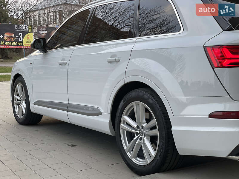 Позашляховик / Кросовер Audi Q7 2015 в Ужгороді