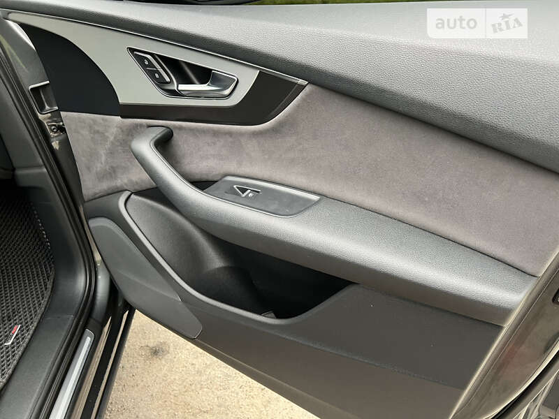 Позашляховик / Кросовер Audi Q7 2015 в Золочеві