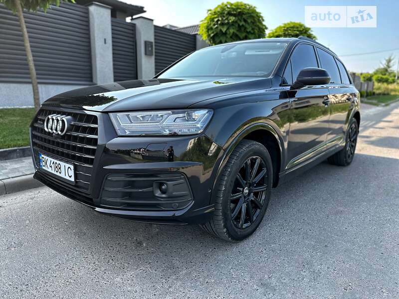 Внедорожник / Кроссовер Audi Q7 2017 в 