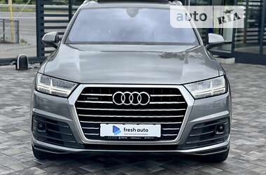 Позашляховик / Кросовер Audi Q7 2015 в 