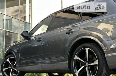 Внедорожник / Кроссовер Audi Q7 2016 в 