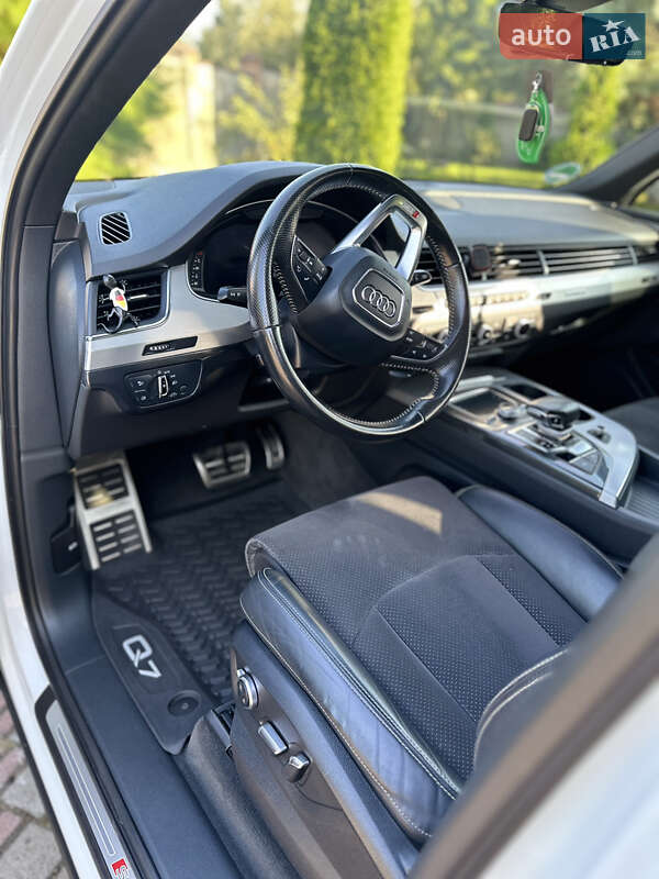 Внедорожник / Кроссовер Audi Q7 2016 в Мостиске