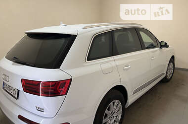 Внедорожник / Кроссовер Audi Q7 2017 в 