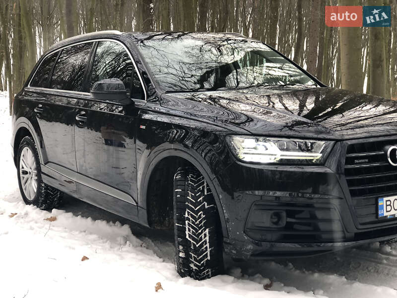 Внедорожник / Кроссовер Audi Q7 2016 в 
