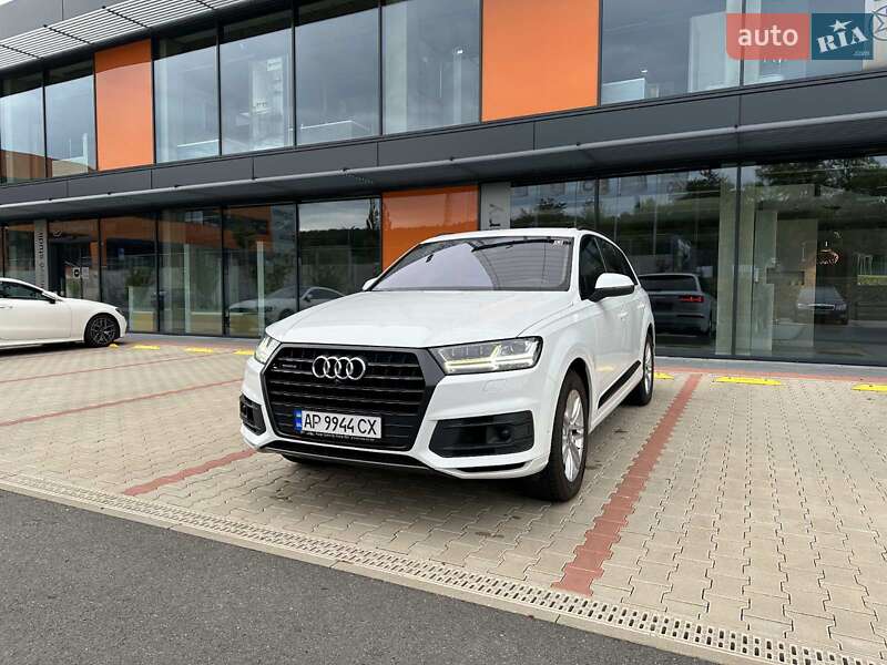Внедорожник / Кроссовер Audi Q7 2016 в 