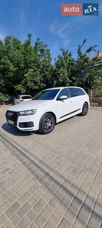 Позашляховик / Кросовер Audi Q7 2017 в 