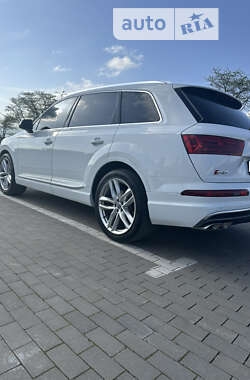 Внедорожник / Кроссовер Audi Q7 2016 в 
