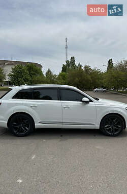 Внедорожник / Кроссовер Audi Q7 2015 в 