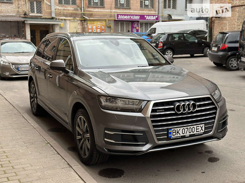 Позашляховик / Кросовер Audi Q7 2016 в Рівному