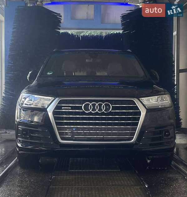 Позашляховик / Кросовер Audi Q7 2016 в 
