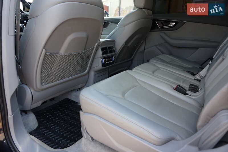 Позашляховик / Кросовер Audi Q7 2015 в Самборі