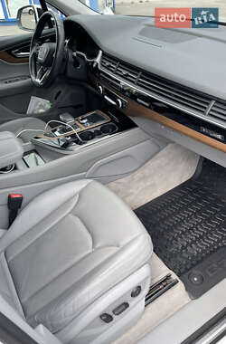Внедорожник / Кроссовер Audi Q7 2016 в 