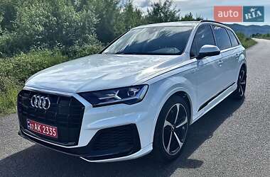 Позашляховик / Кросовер Audi Q7 2020 в 