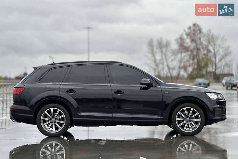 Внедорожник / Кроссовер Audi Q7 2017 в 