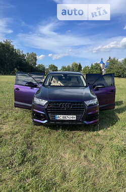 Позашляховик / Кросовер Audi Q7 2017 в 