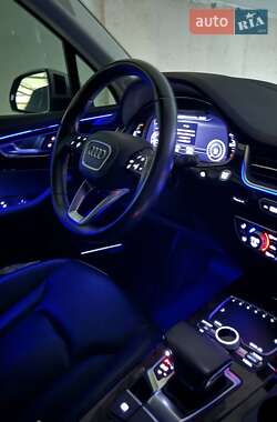 Позашляховик / Кросовер Audi Q7 2017 в 