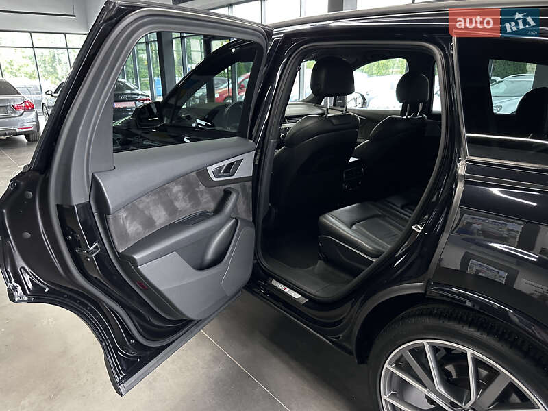 Внедорожник / Кроссовер Audi Q7 2017 в Нововолынске