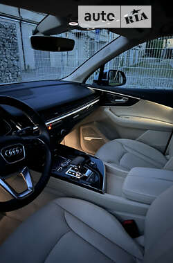 Позашляховик / Кросовер Audi Q7 2016 в 