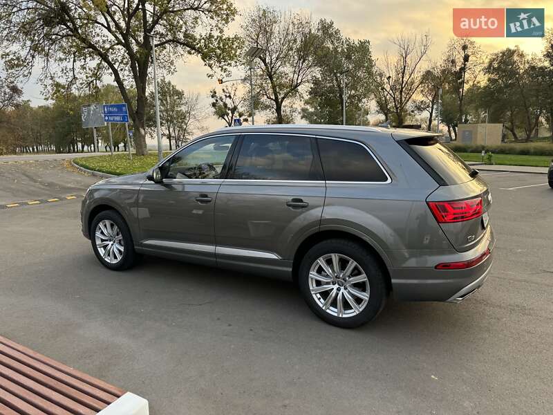 Позашляховик / Кросовер Audi Q7 2016 в Шполі