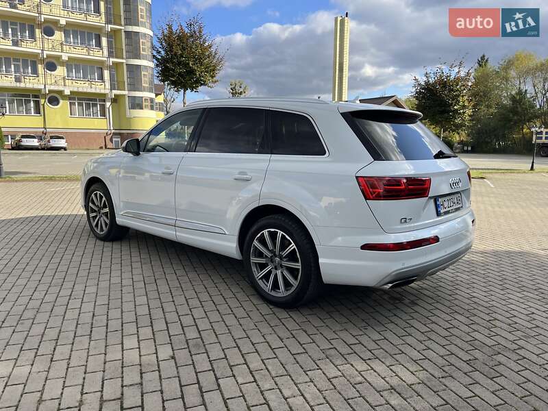 Внедорожник / Кроссовер Audi Q7 2018 в 