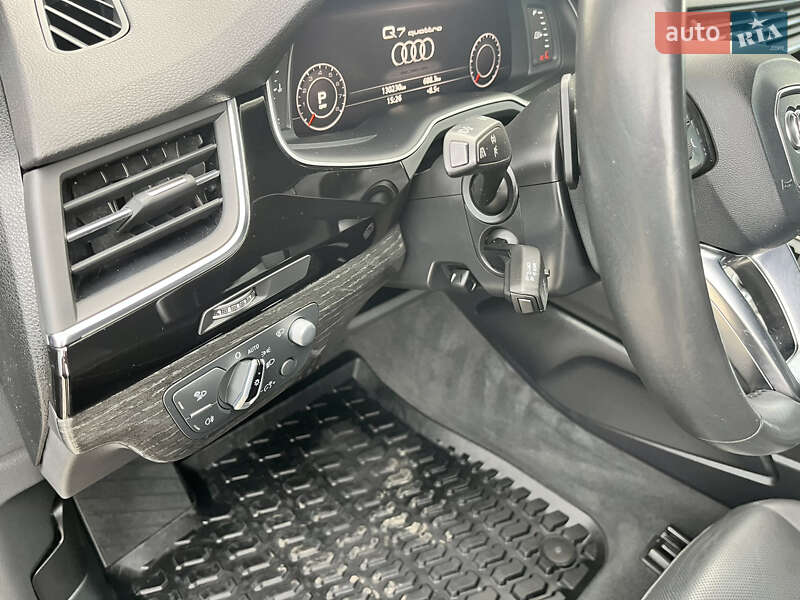 Позашляховик / Кросовер Audi Q7 2017 в Луцьку