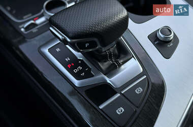 Внедорожник / Кроссовер Audi Q7 2016 в 