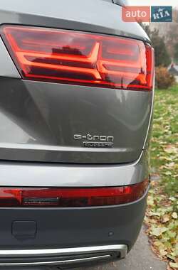 Внедорожник / Кроссовер Audi Q7 2016 в 