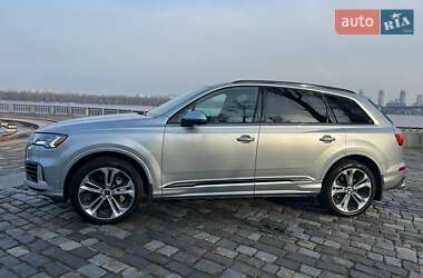 Позашляховик / Кросовер Audi Q7 2021 в 