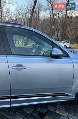 Позашляховик / Кросовер Audi Q7 2021 в 