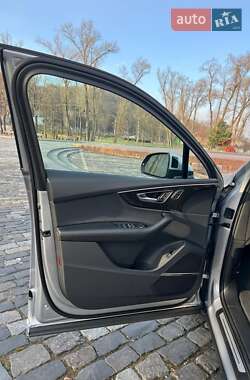 Позашляховик / Кросовер Audi Q7 2021 в 