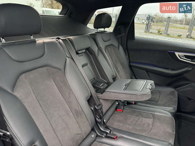 Позашляховик / Кросовер Audi Q7 2018 в Ужгороді