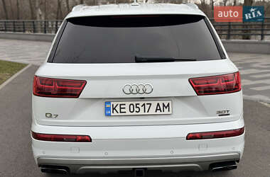 Позашляховик / Кросовер Audi Q7 2018 в 