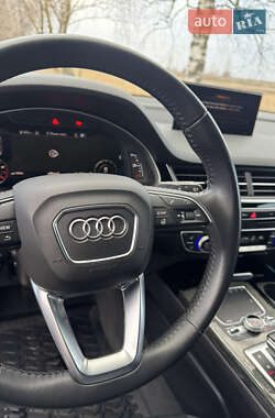 Позашляховик / Кросовер Audi Q7 2018 в 