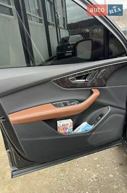 Позашляховик / Кросовер Audi Q7 2020 в 