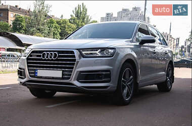 Внедорожник / Кроссовер Audi Q7 2015 в 